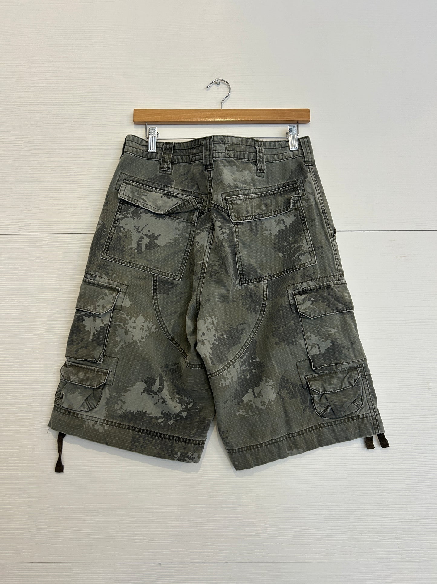 Mossimo cargo shorts - 32