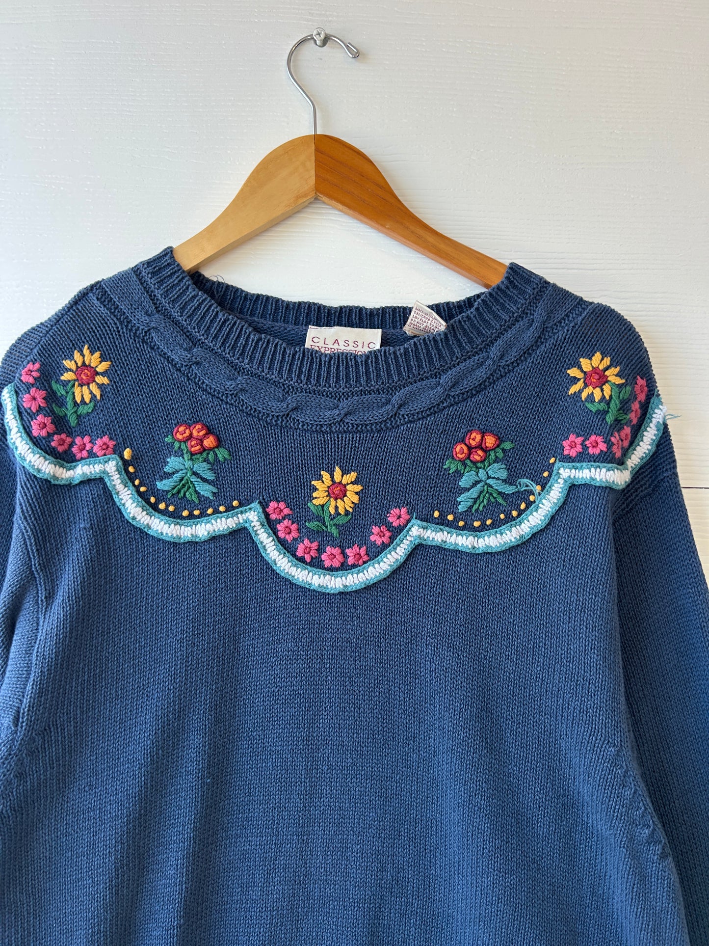Embroidered flower sweater - L