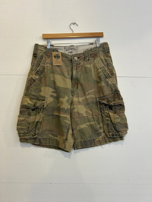 Hollister camo cargo shorts - 33￼