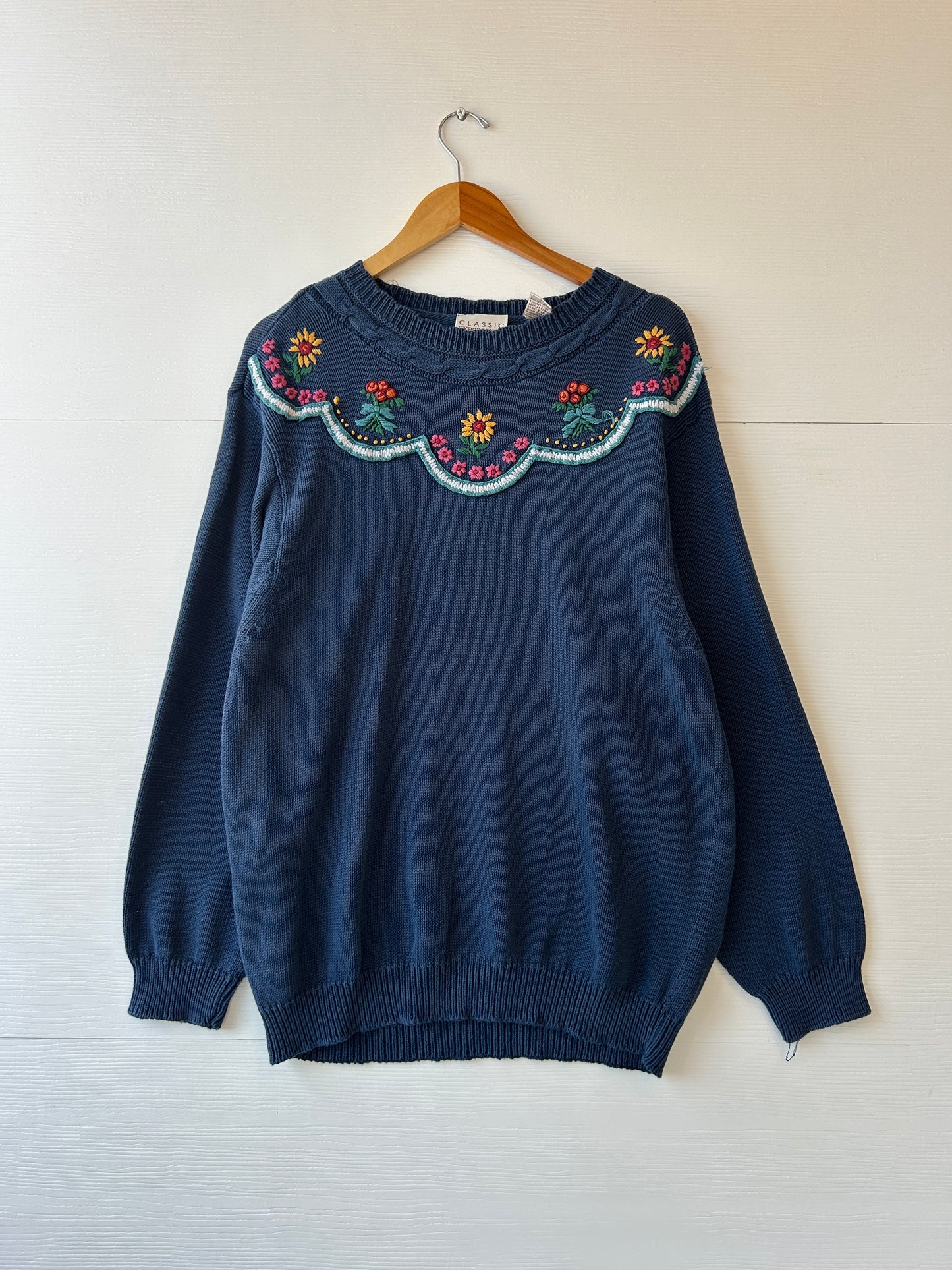 Embroidered flower sweater - L