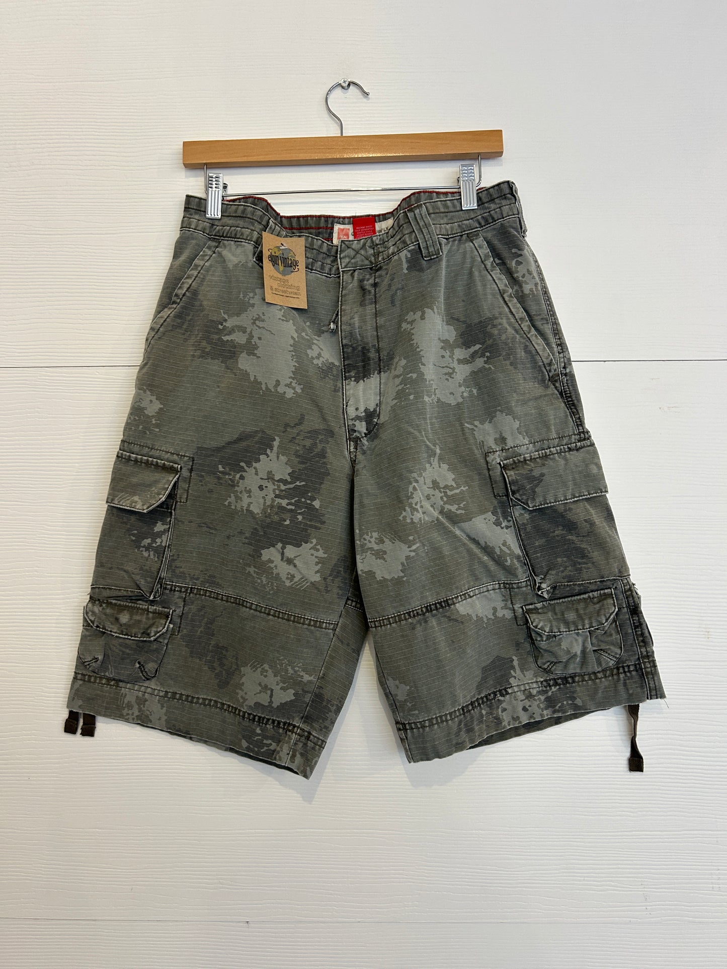 Mossimo cargo shorts - 32
